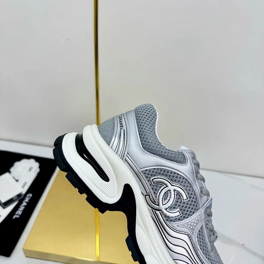 👟👟Ex-factory price 680👟👟 Upgraded version, upgraded version, upgraded version! No rebuttal accepted! ! ! ! Chanel Chanel panda shoes! 2025 counter's top casual sports shoes. This classic design; the upper is electro-embroidered with a variety of techniques; the outsole is fashionable and sporty; the unusual inclusion of a variety of color matching elements... The diversified mix and match is very good-looking and versatile, and can be used for leisure, fashion, sports, and outdoor... ꫛꫀꪝ Go➫ Materials: ❶Upper made of: original imported first-layer silk cowhide + original waterproof cloth + original first-layer cowhide ❷Inner lining: Original Yangli+Net ❸Outsole based on: Original TPU combination outsole Counter boutique packaging complete set for women 35–41 👉 👉 👉 👉